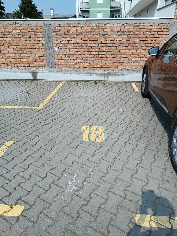 Vertigo Modern Studio-Free Private Parking-Fast Wi-Fi Novi Sad Buitenkant foto